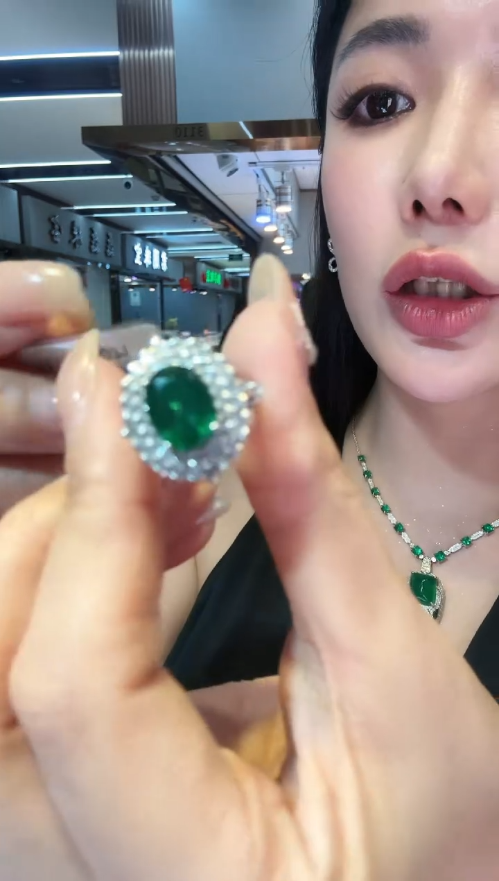 18K金镶嵌戒指祖母绿2.30ct  吉尔德大证