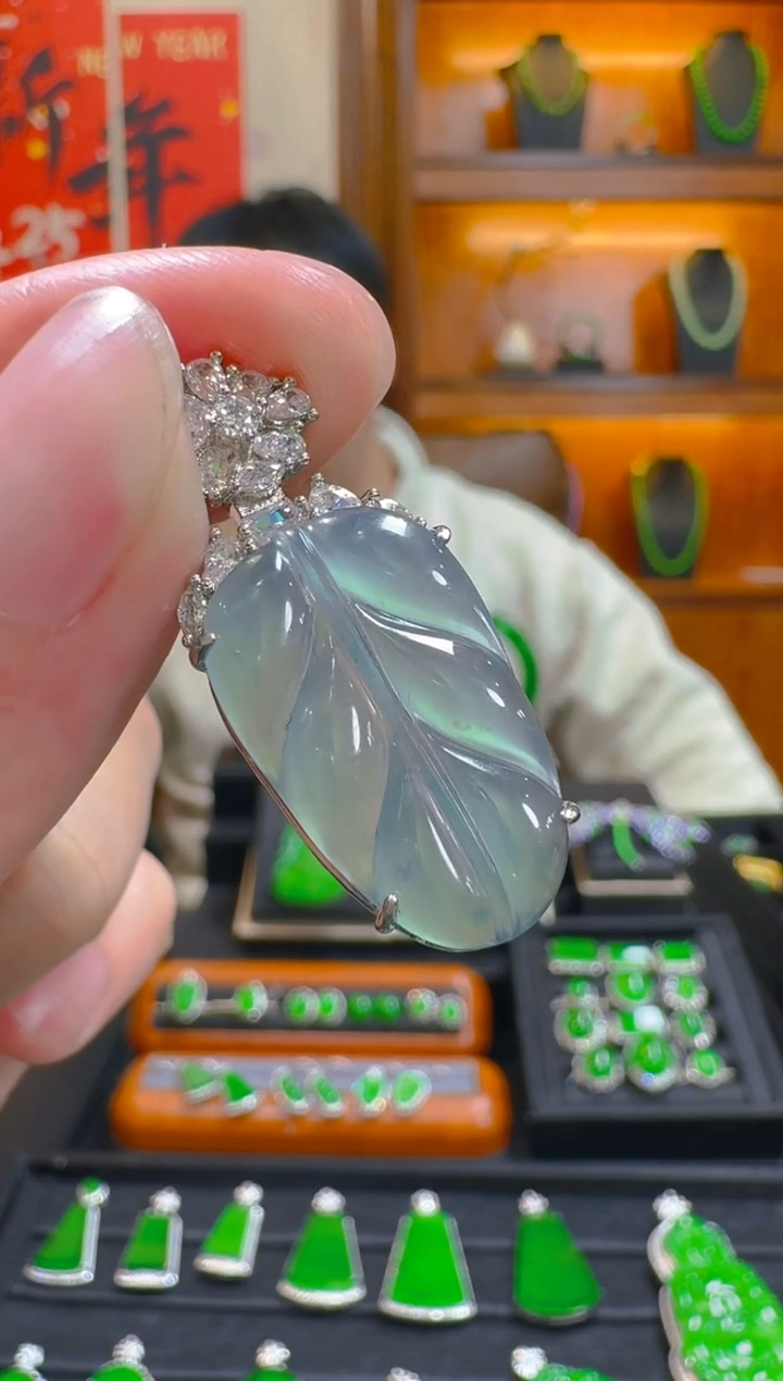 【闪购商品】翡翠吊坠(赠链)未镶嵌天然A货翡翠