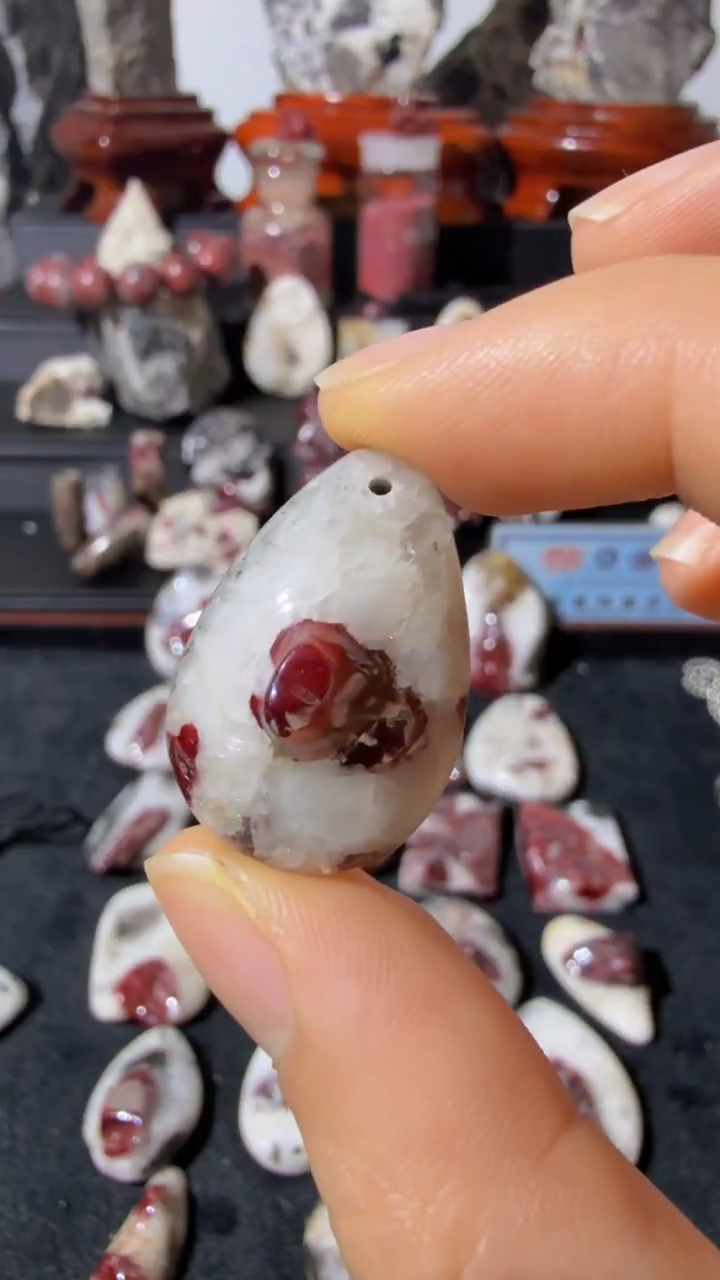 天然辰砂天然辰砂天然朱砂大晶砂随行吊坠