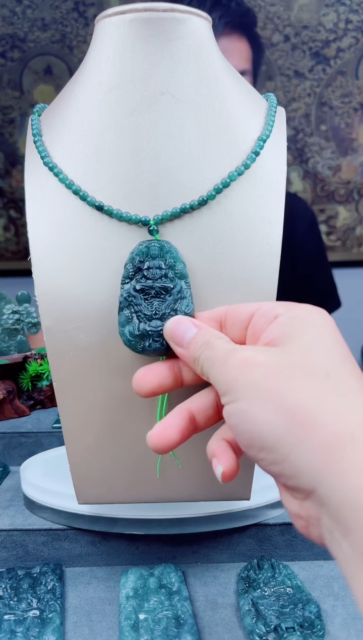 翡翠未镶嵌颈饰              