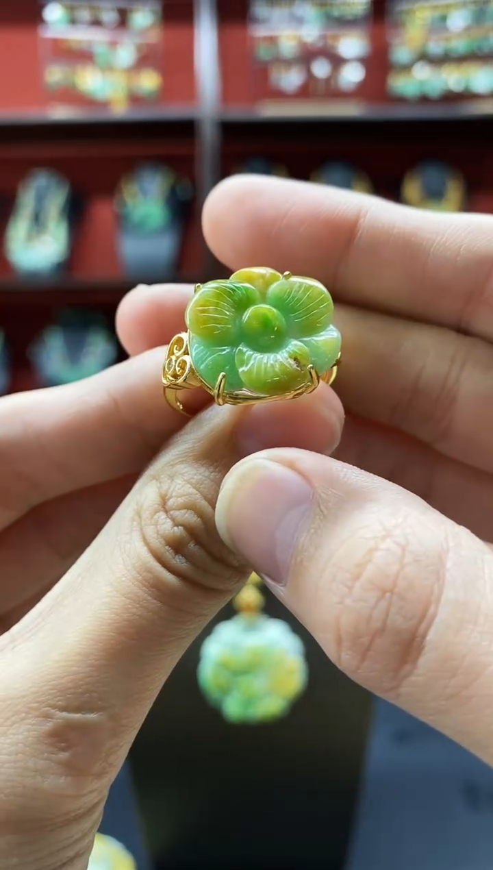 颈饰未镶嵌翡翠戒指