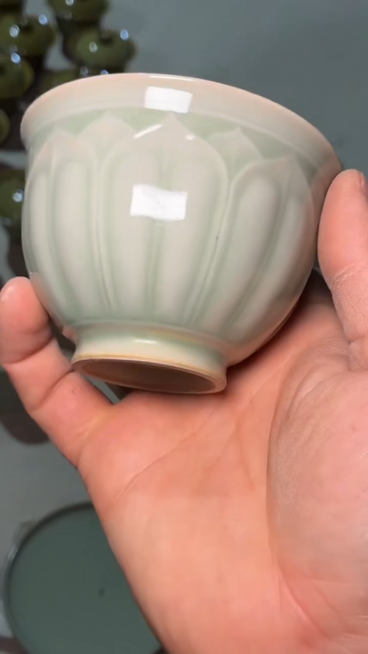 耀州窑仰山天青莲瓣杯微瑕