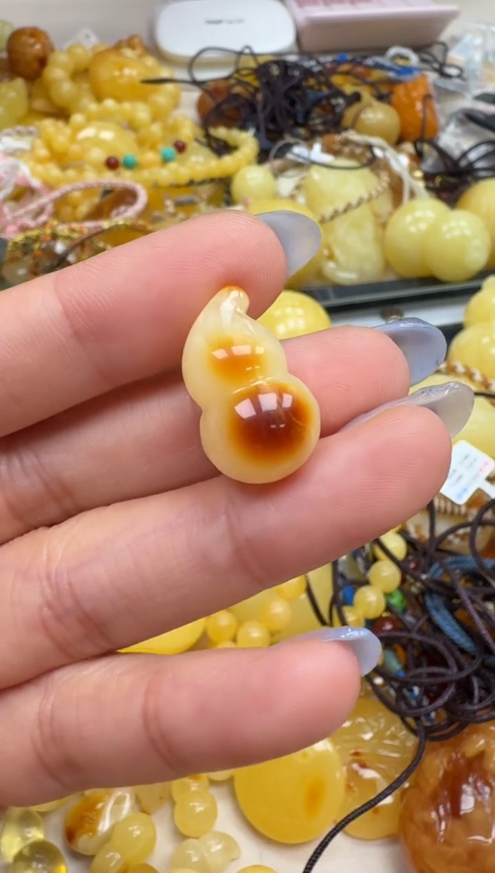 未镶嵌琥珀裸石如图