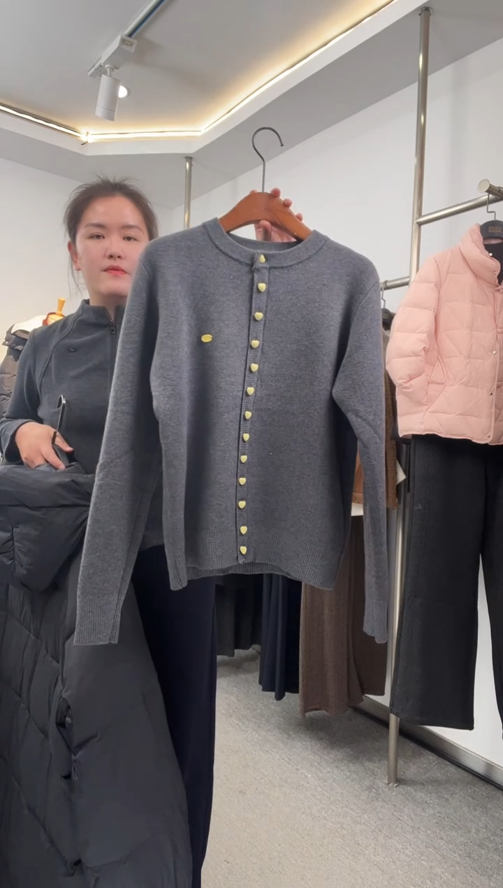 小*灰色黄扣子加绒羊毛衫