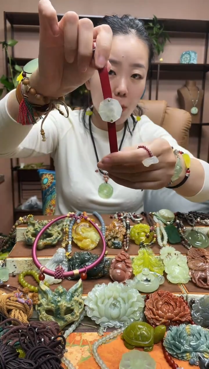 未镶嵌岫玉颈饰·