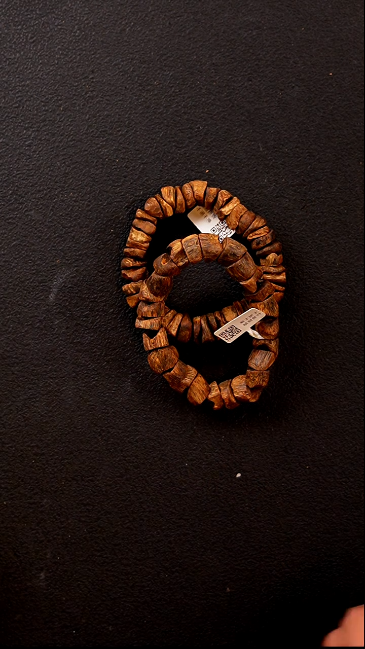 沉香手串多样性发其一  莺歌绿棋楠 随型虫漏单圈  