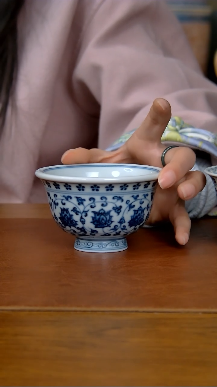 【闪购商品】陶瓷仿明缠枝莲双狮压手杯（柴窑）  