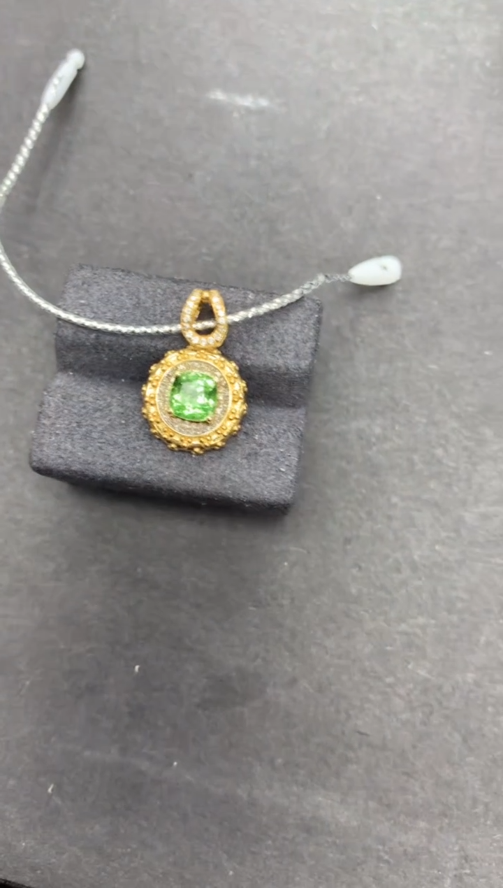 【闪购商品】石榴石（沙弗莱）吊坠(不含链)18K金镶嵌65分