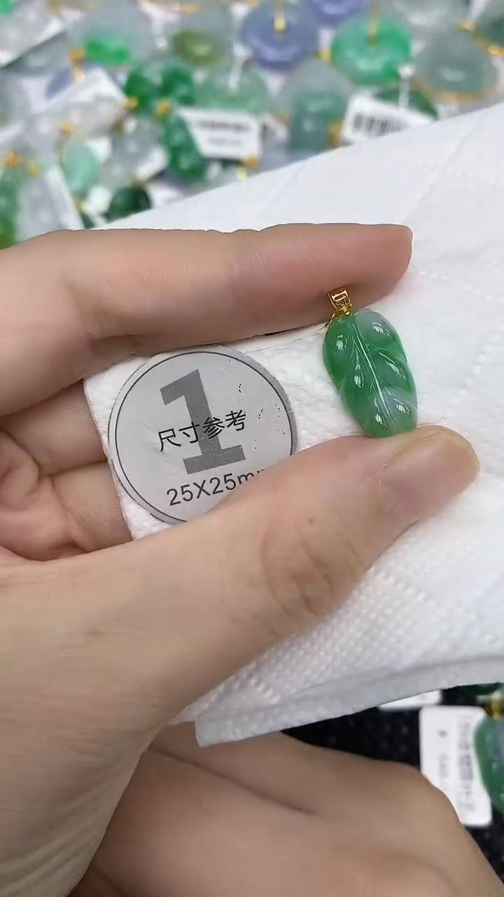 颈饰18K金镶嵌翡翠1111111111