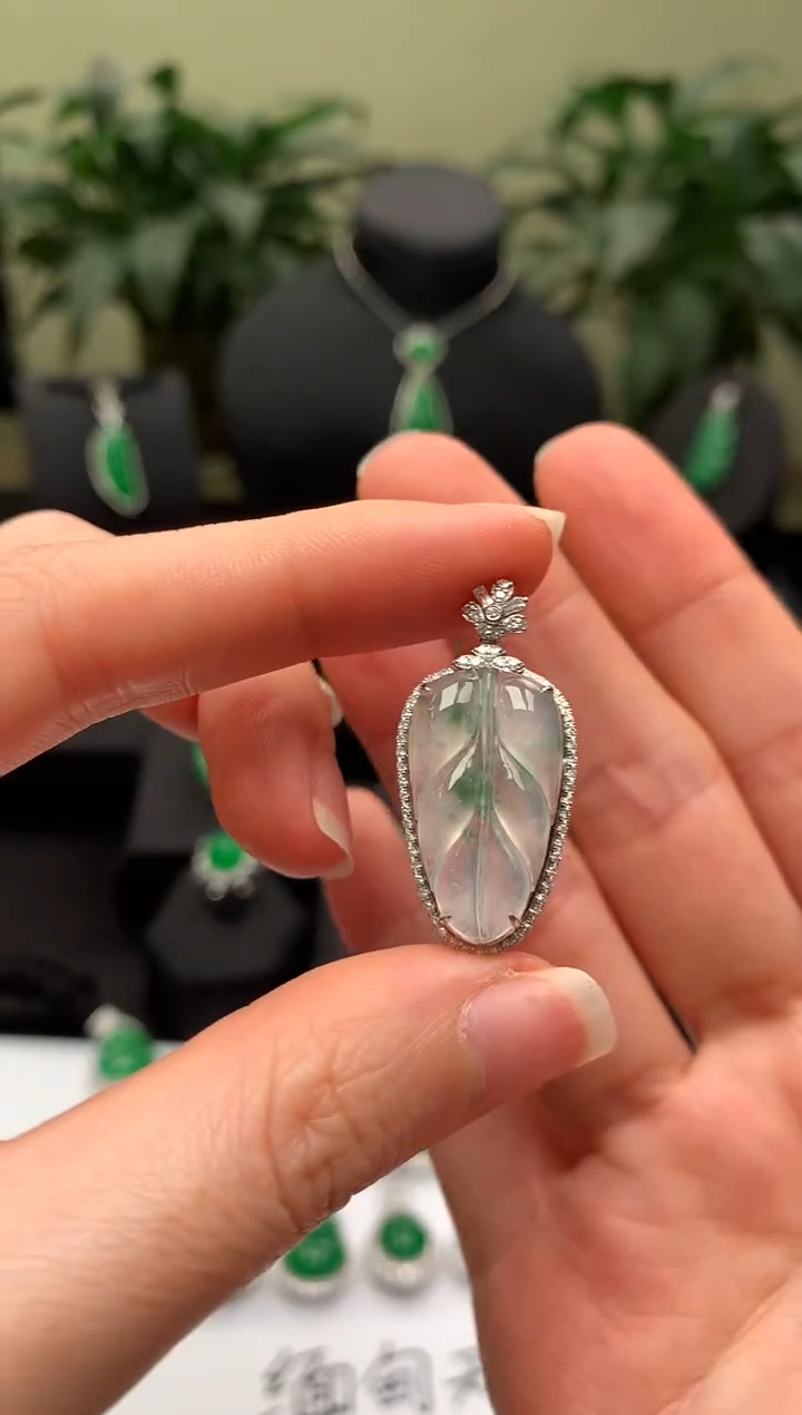 【闪购商品】翡翠颈饰18K金镶嵌叶子