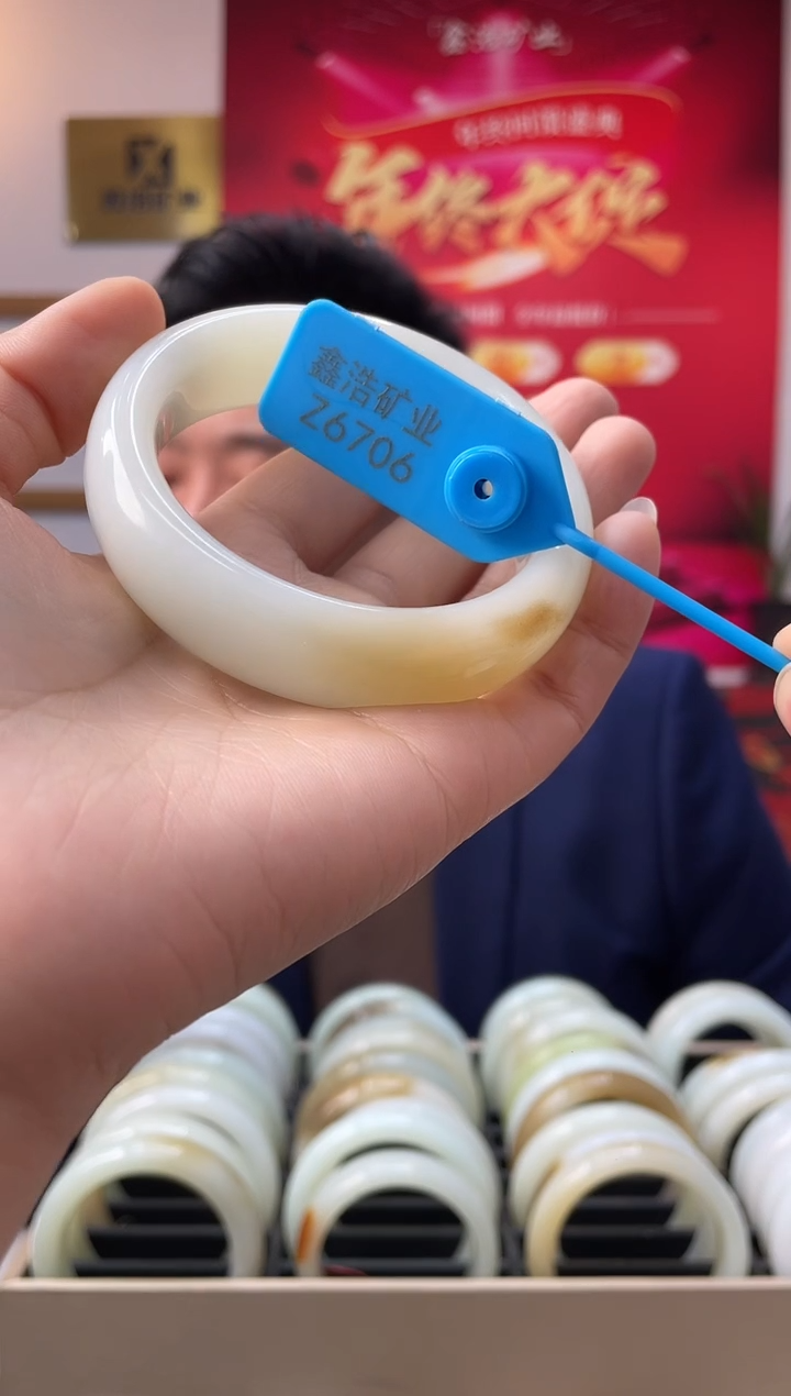 【闪购商品】和田玉手镯未镶嵌糖镯 Z6706 圈口58