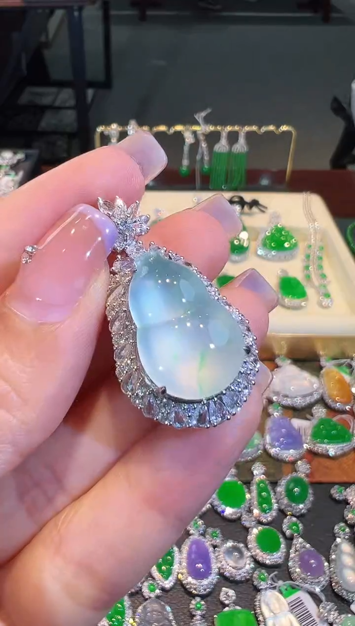 【闪购商品】翡翠吊坠(不含链)18K金镶嵌翡翠