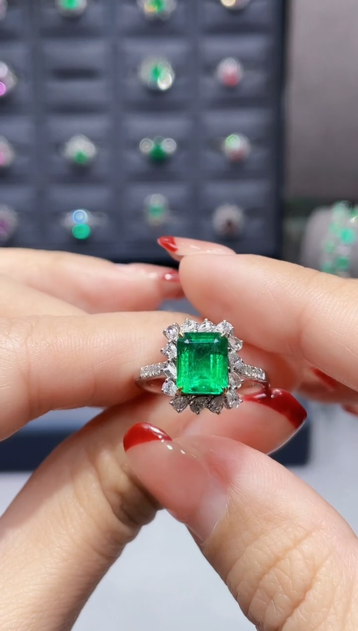 【闪购商品】祖母绿戒指18K金镶嵌1.85克拉/极微油