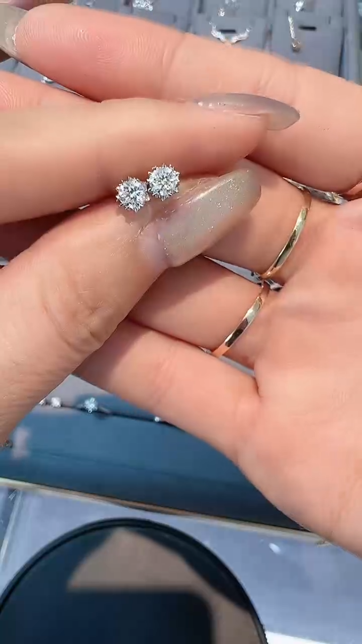 【闪购商品】钻石耳饰18K金镶嵌耳钉