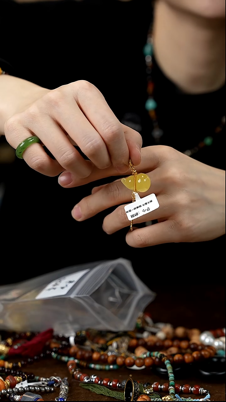 蜜蜡吊坠(赠链)未镶嵌蜜蜡葫芦吊坠多样发一小