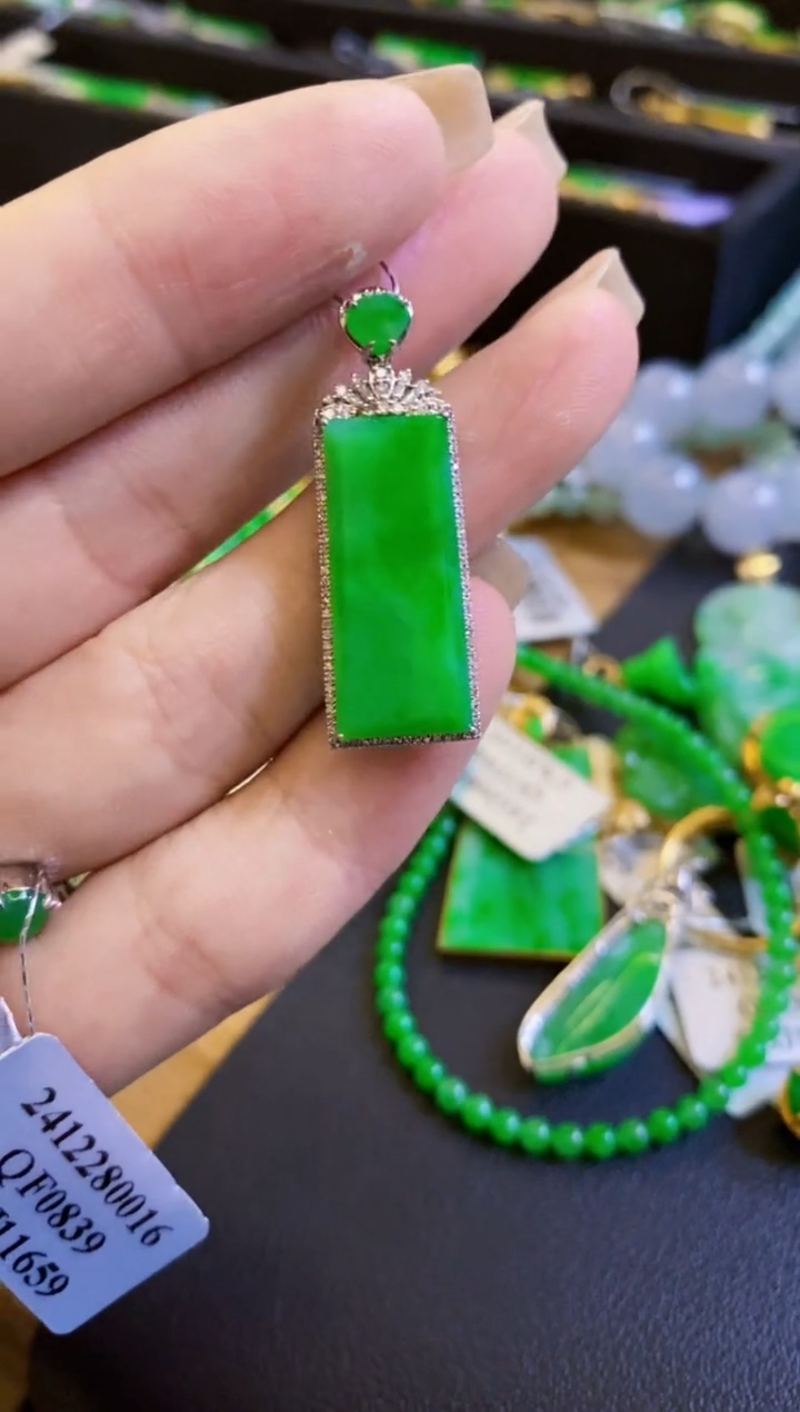 【闪购商品】定制翡翠18K金镶嵌无事牌