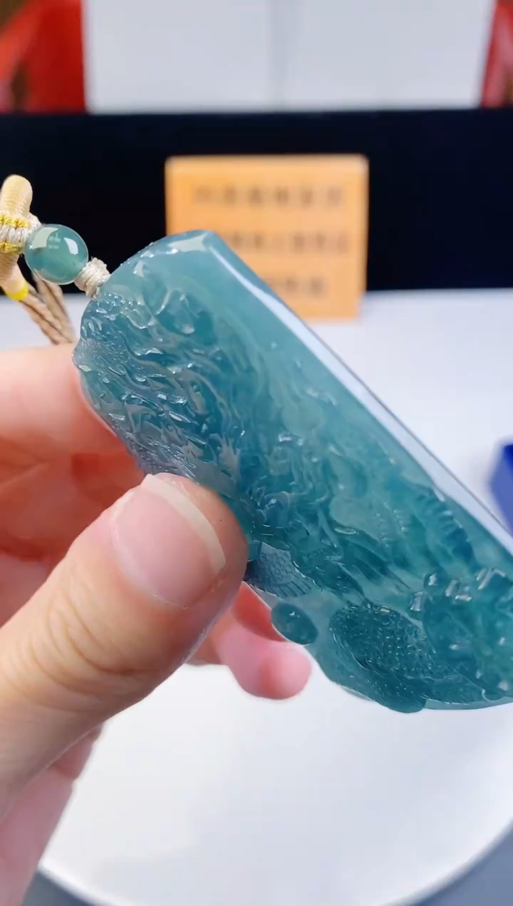 颈饰未镶嵌翡翠  