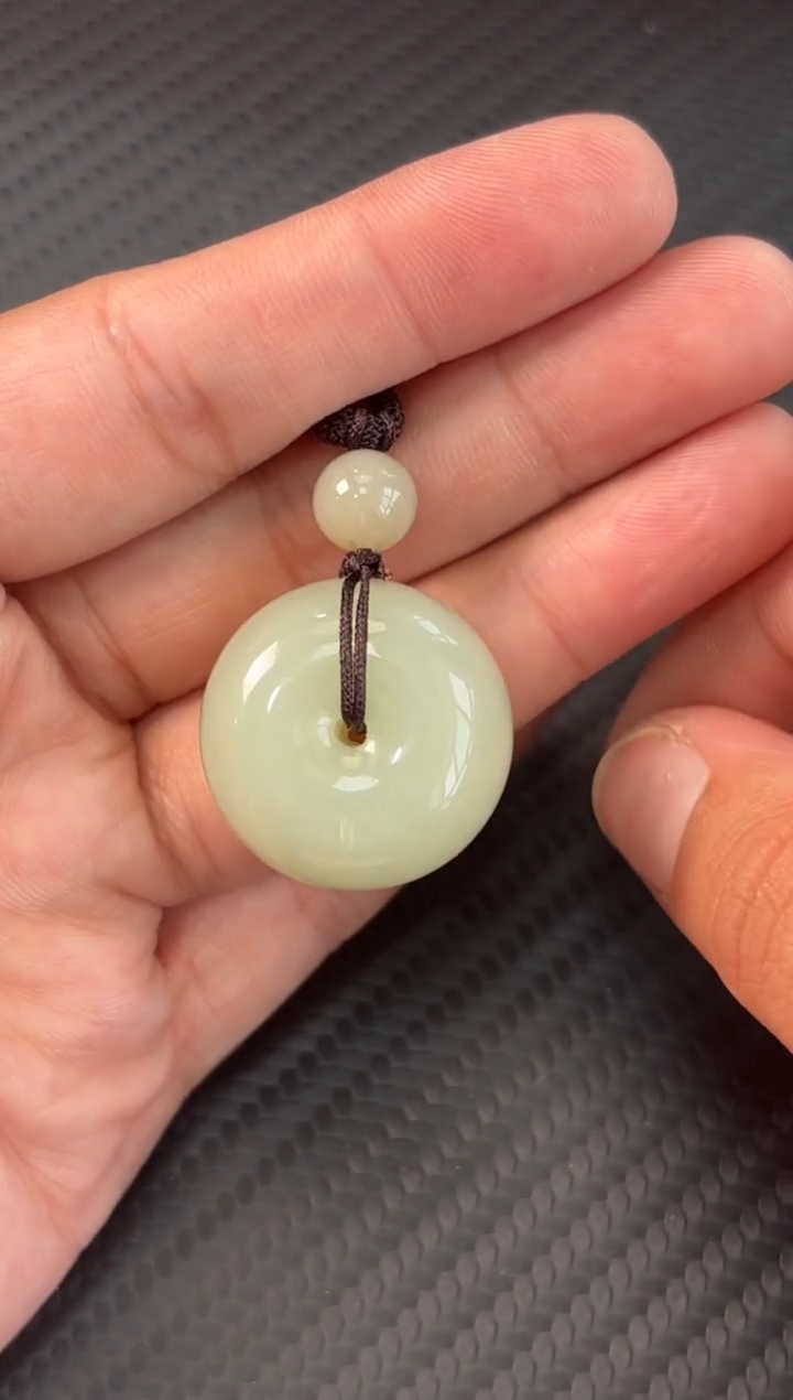 吊坠(赠链)未镶嵌和田玉且末微色差迪克兰二细Mm