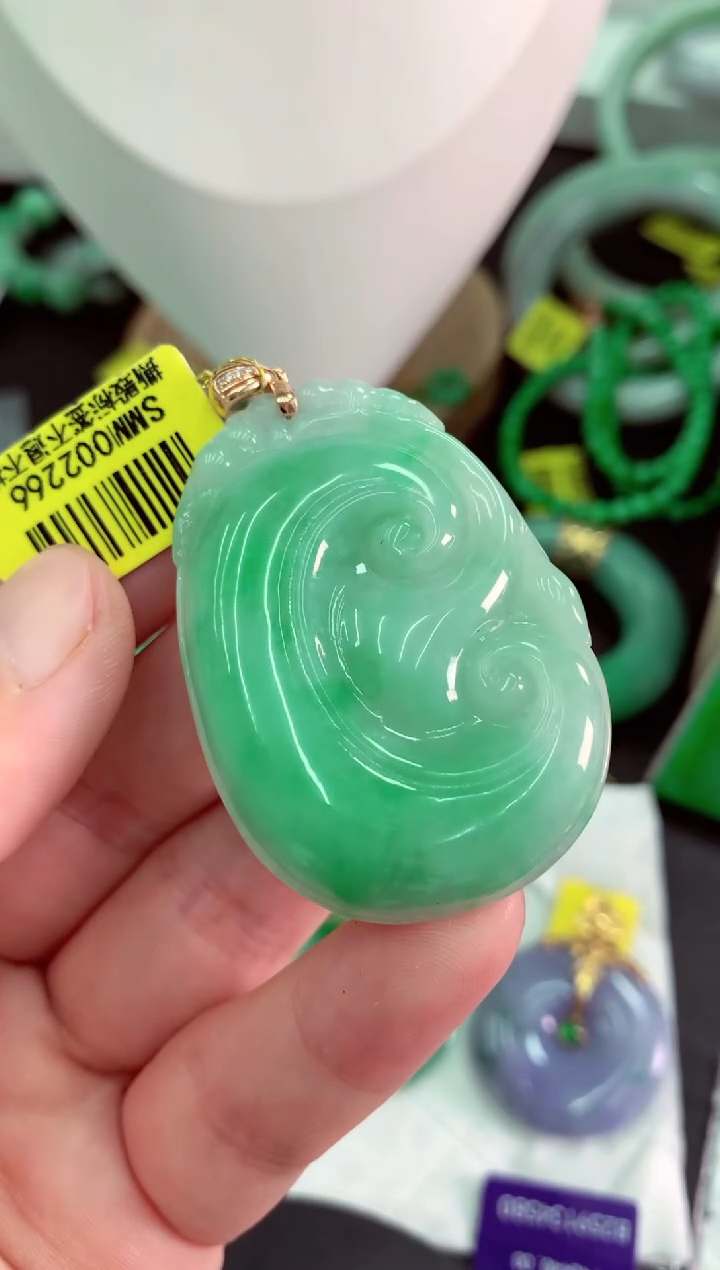 翡翠18K金镶嵌颈饰挂件