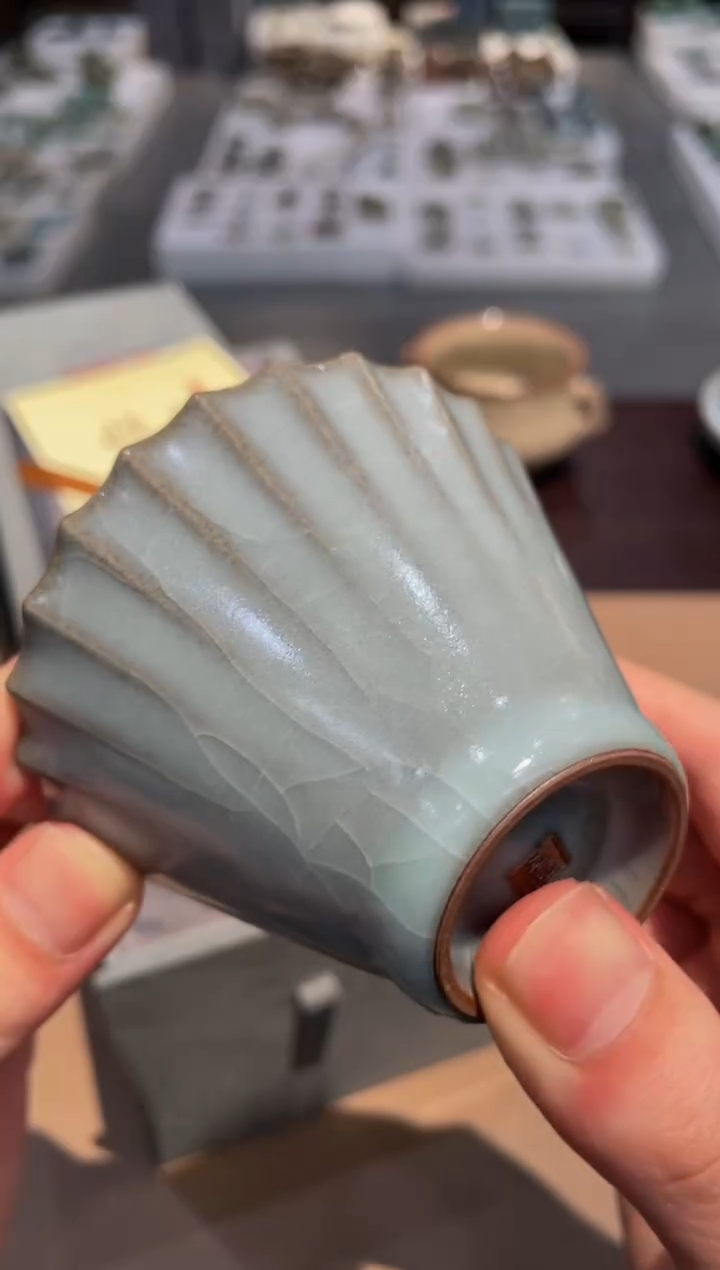 106窑承龙泉青瓷归高花口杯