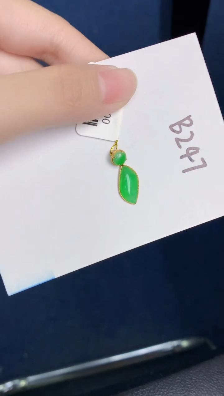 翡翠18K金镶嵌颈饰000000000