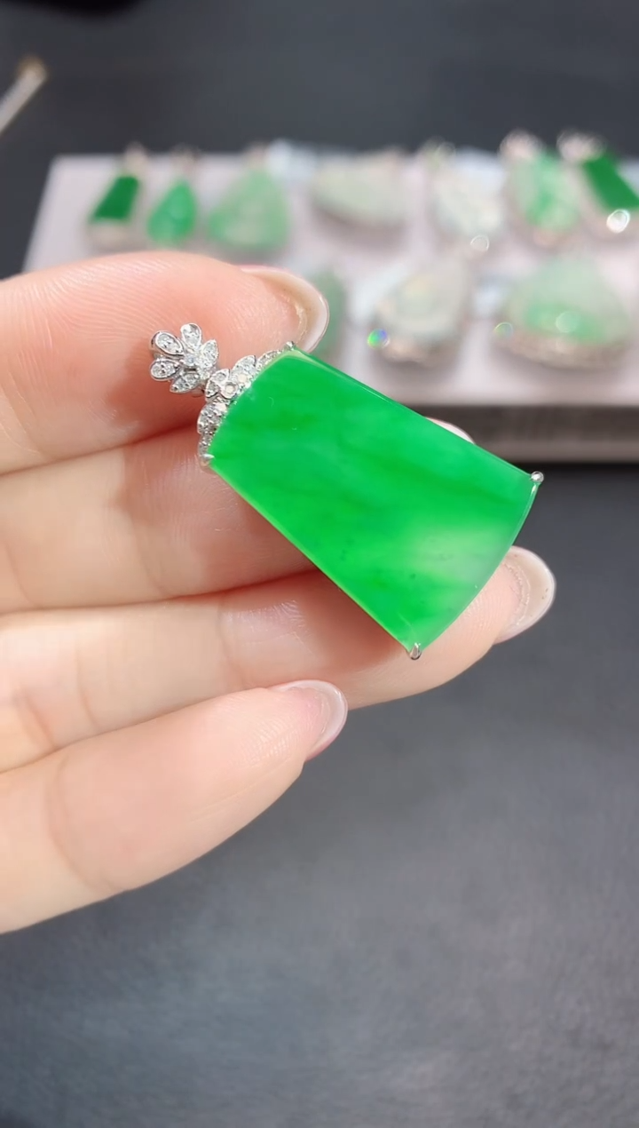 【闪购商品】翡翠吊坠(不含链)18K金镶嵌C10