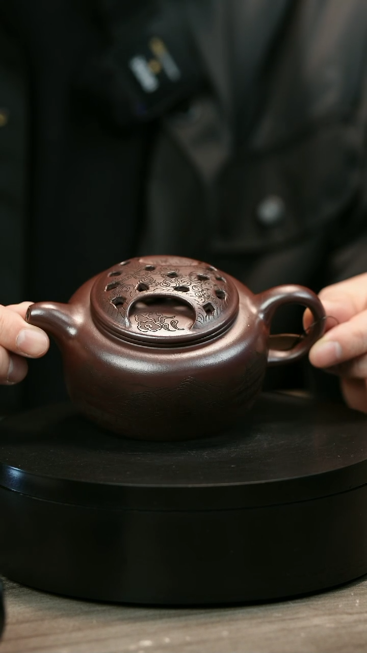 茶壶紫砂鱼**哥H2463王芳刻绘镂空牛盖