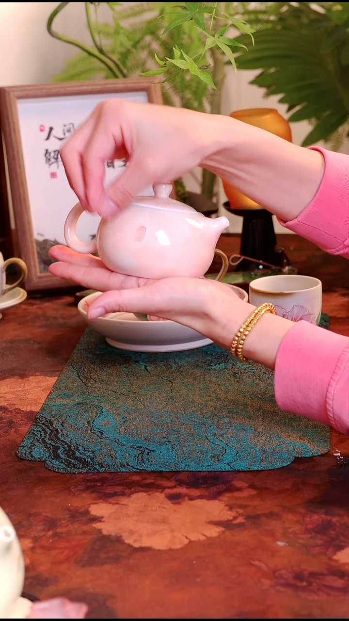 手绘山茶花壶~~~~~~~~~