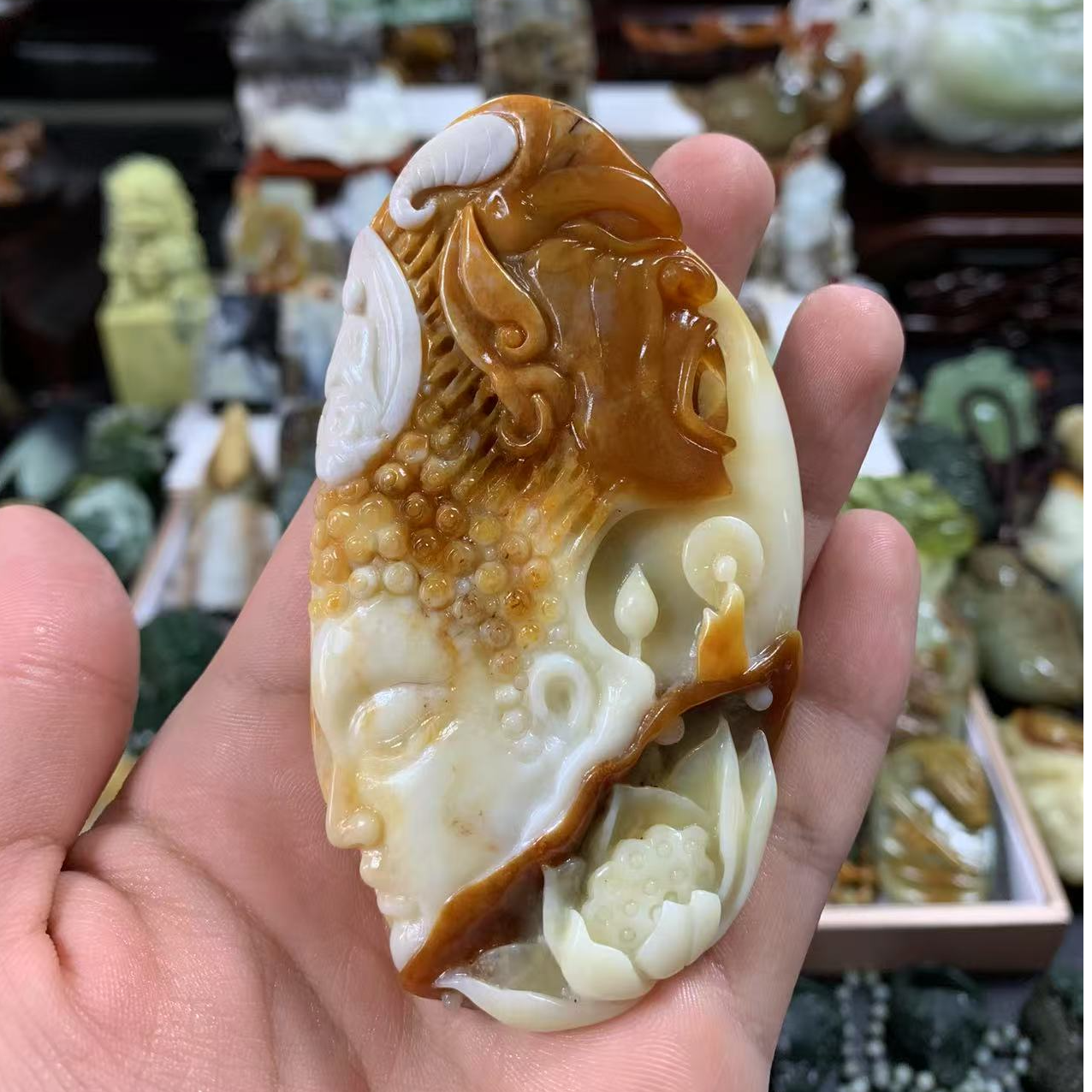 岫玉一念花料手把件，手工雕刻，俏色巧雕，性价比高。