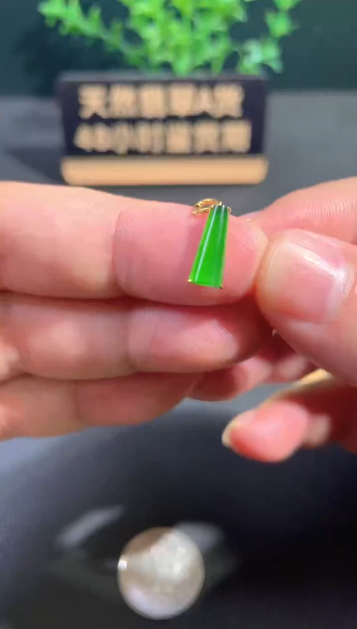 颈饰18K金镶嵌翡翠基地发货