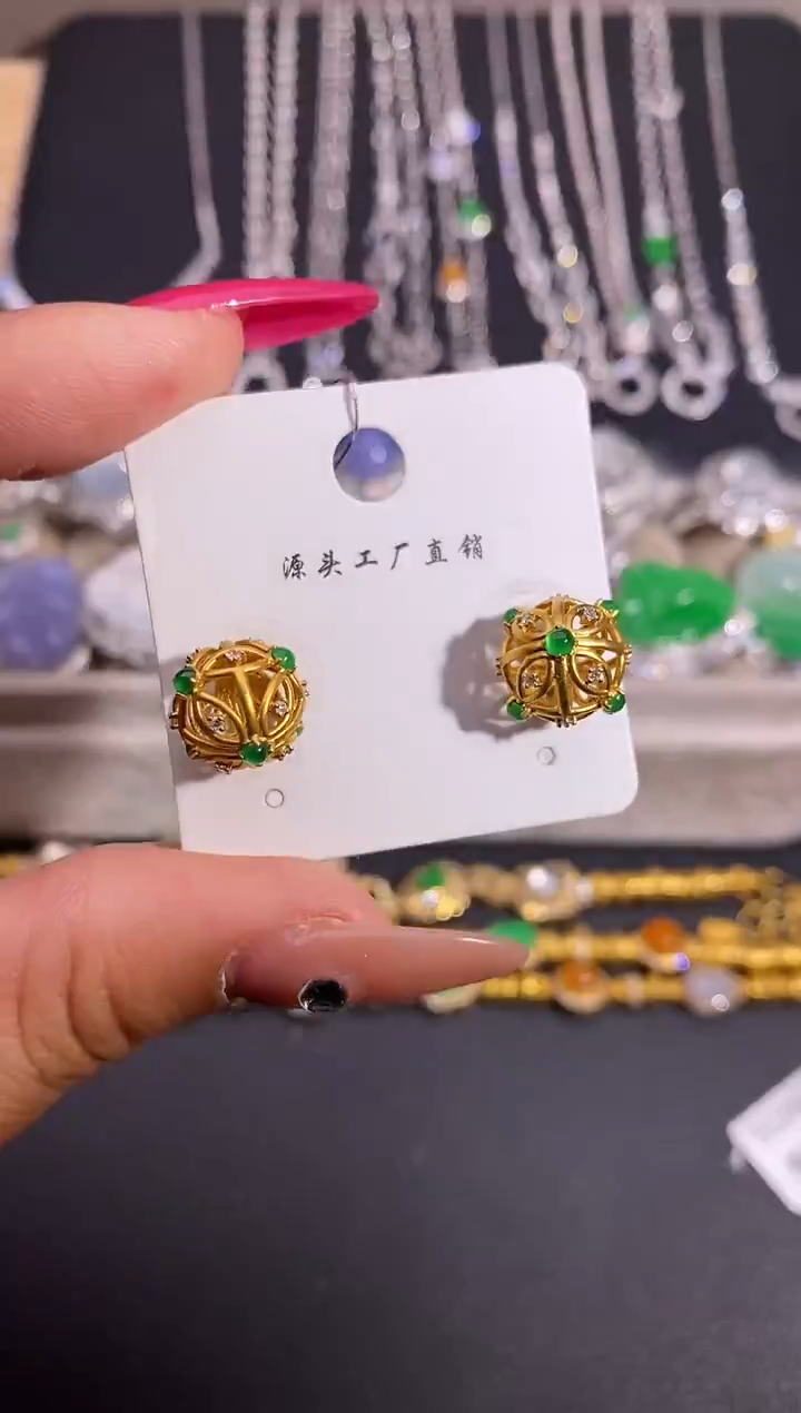 颈饰18K金镶嵌翡翠耳饰
