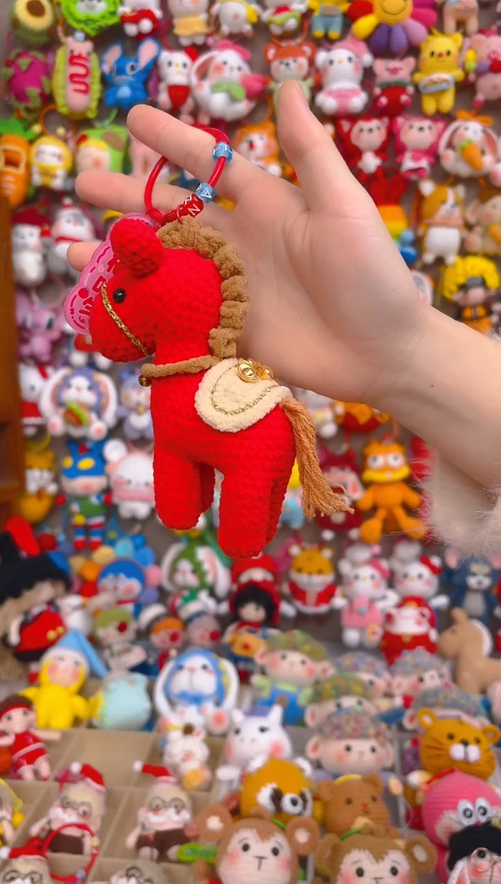 纯手工制作毛线钩织成品红色马