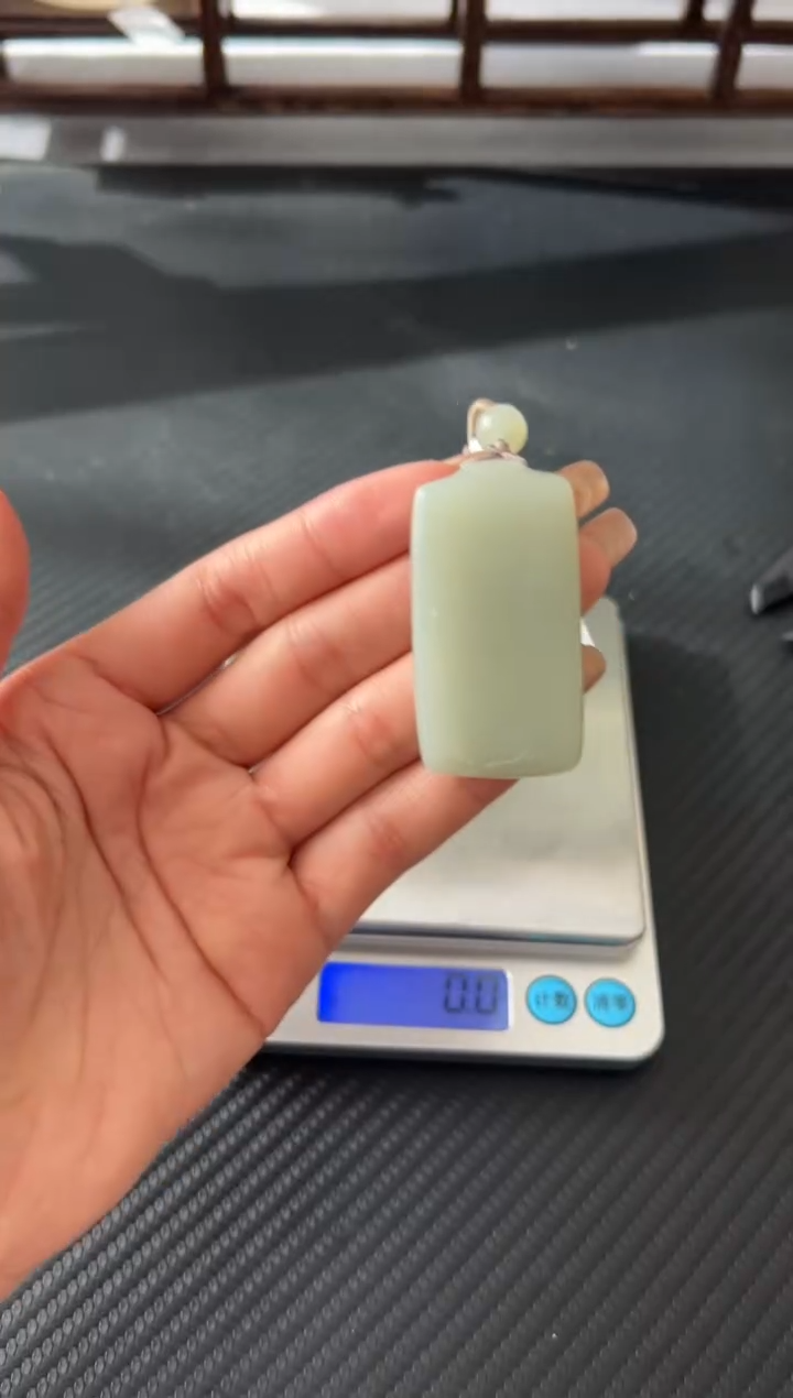 吊坠(赠链)未镶嵌和田玉且末微色差近矿吊坠