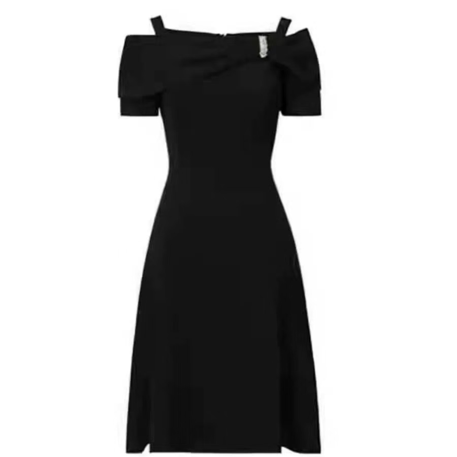 GXO新款高级感露肩显瘦小黑裙LKD0004