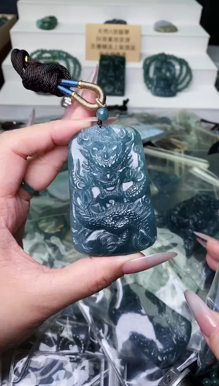 颈饰未镶嵌翡翠 