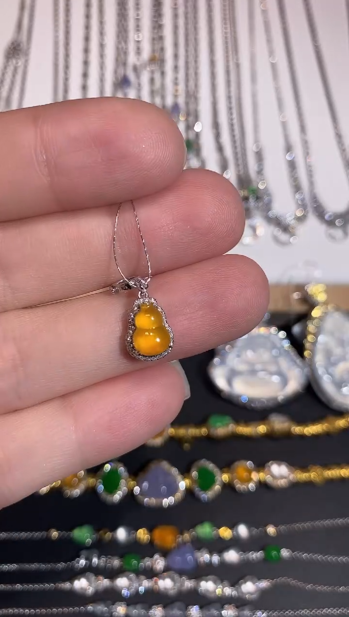 颈饰18K金镶嵌翡翠吊坠