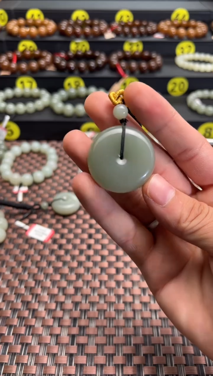 【闪购商品】和田玉吊坠(赠链)未镶嵌且末料青白玉平安扣