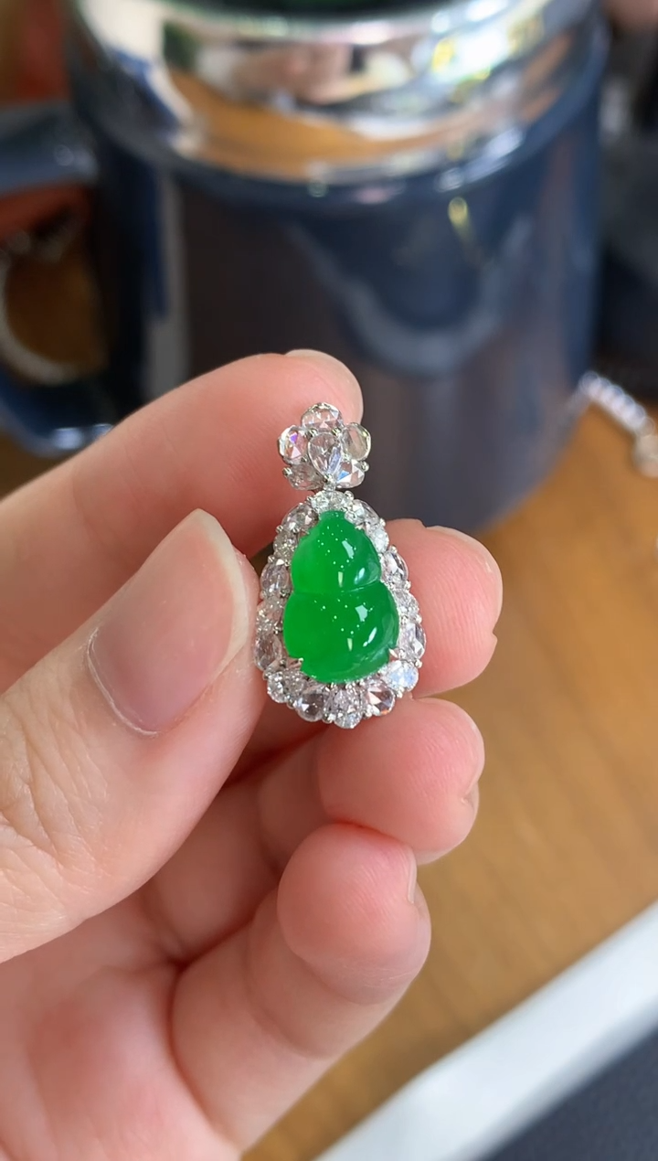 颈饰18K金镶嵌翡翠绿葫芦