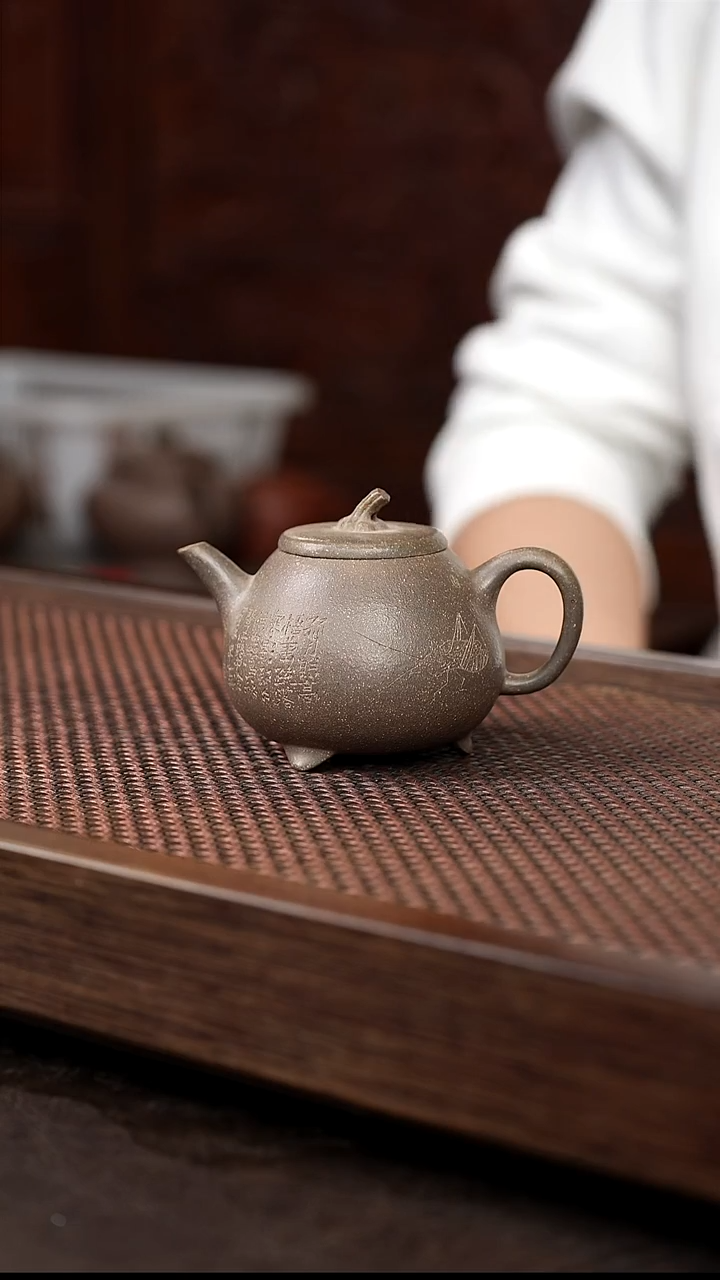 茶壶紫砂岩中泥三足刻绘小瓜