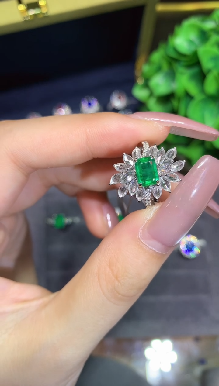 18K金镶嵌戒指祖母绿0.85CT