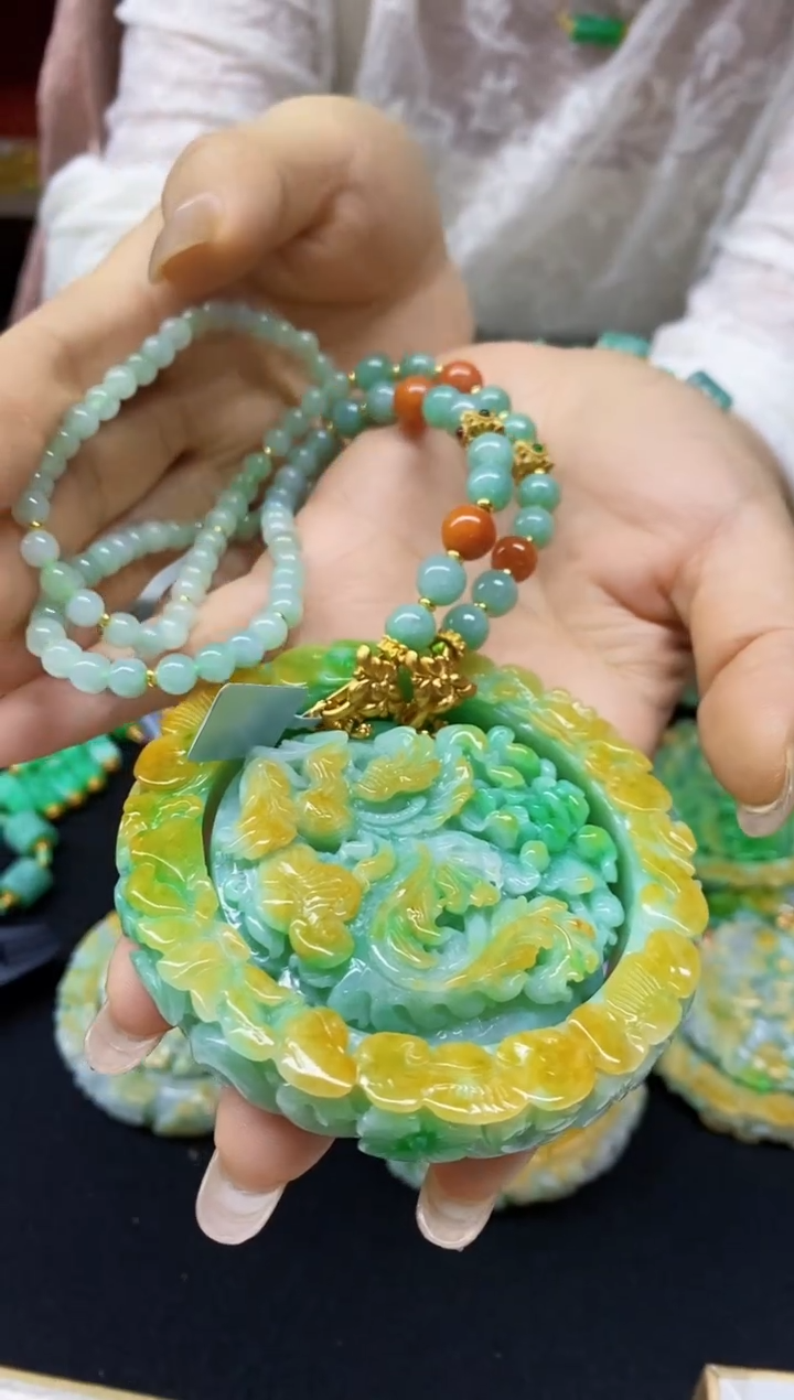 颈饰未镶嵌翡翠被****”翡翠手镯套装