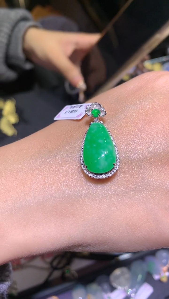 【闪购商品】翡翠吊坠(不含链)18K金镶嵌福瓜