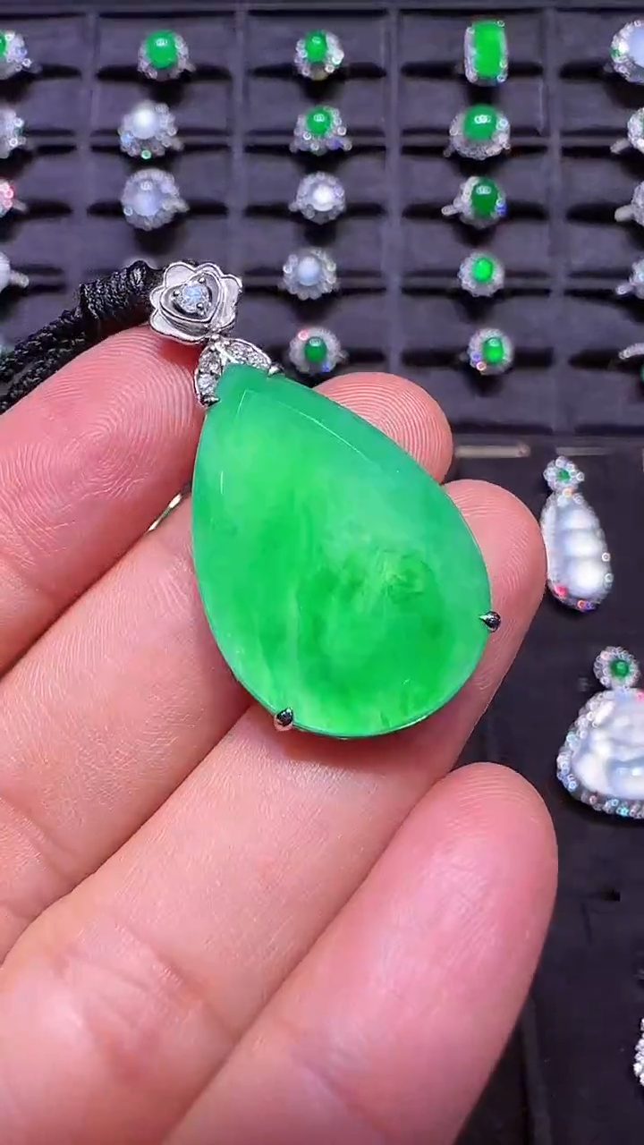 【闪购商品】翡翠颈饰18K金镶嵌水滴