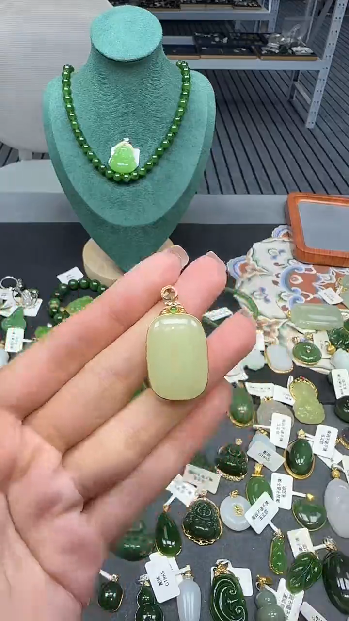 18K金镶嵌和田玉挂件1