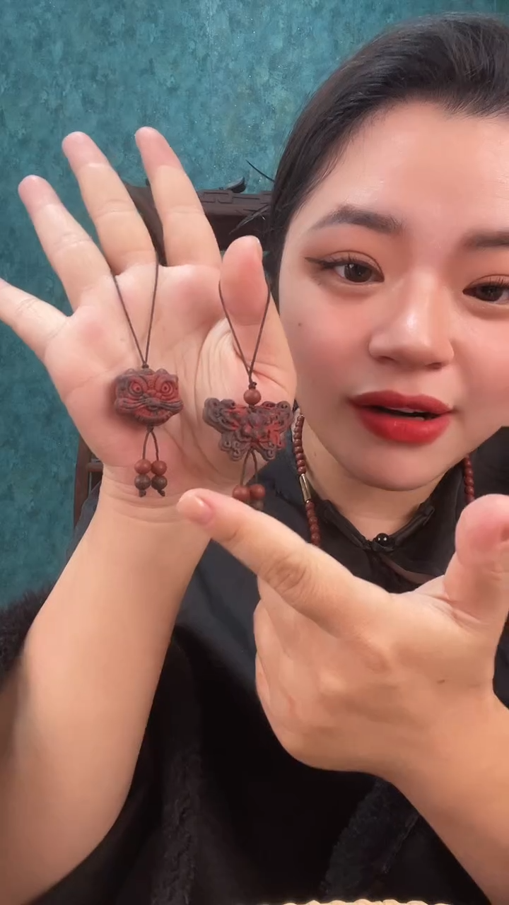 泥塑红麝息肌醒狮+蝴蝶挂件