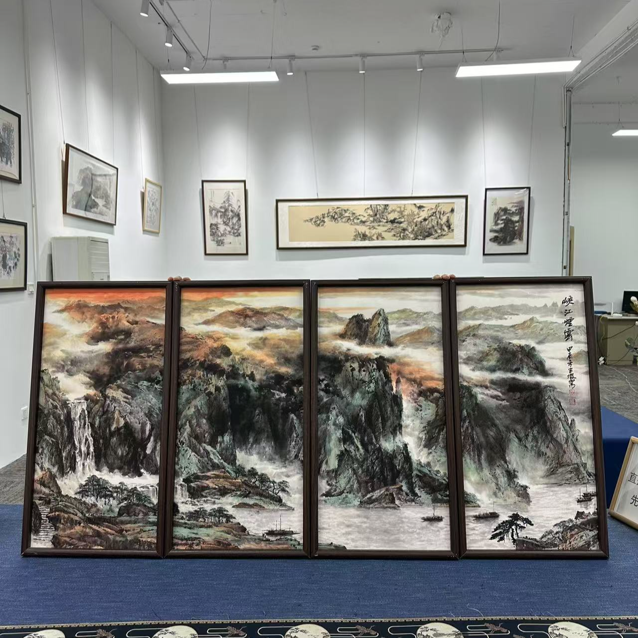 36*69竖幅/国画峡江烟云///周作光（带框）