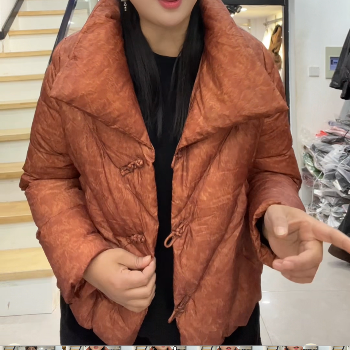 灵璧胖衣秀服饰《毛毛推荐》冬季时尚8508大码休闲国风款盘扣羽绒服