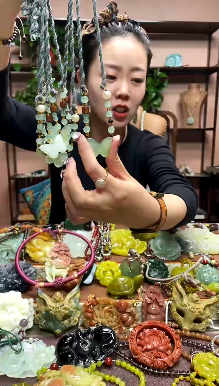 未镶嵌岫玉颈饰多样性发货发其中之一