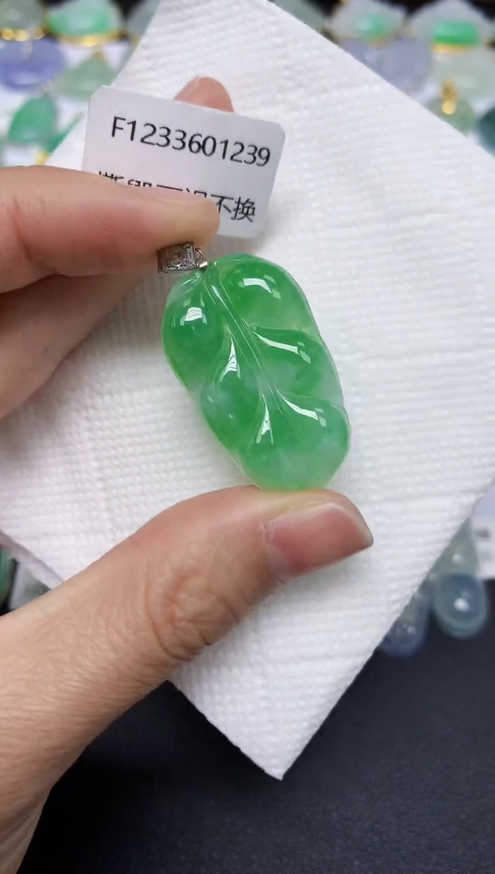 翡翠18K金镶嵌颈饰 天然翡翠A货