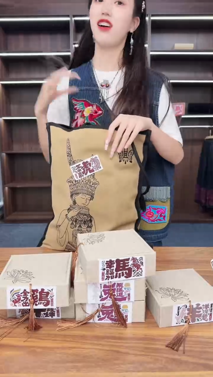 织绣L106（虎）蒙阿苏苗绣传承